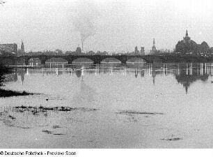 Blick vom Neustädter Ufer über die Elbe auf die Silhouette der Altstadt mit der Albertbrücke