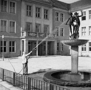 Brunnen : Brunnen. Metall, Stein (1956; W. Reinhold). Dresden-Südvorstadt, Schulhof der 3. Mittelschule (Ansicht während der Reiningung mit einem Wasserstrahl)