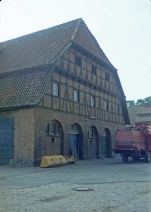 ehemaliges Gut Trenthorst-Wulmenau: Wulmenau: Wirtschaftshof: Dreiflügel-Stallanlage: Nordflügel (Rindvieh-Anbindestall), Giebelseite mit Toren: hinten rechts Südflügel
