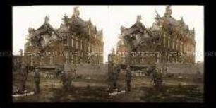 Soldaten am zerschossenen Hospiz, Institut Godtschalck, Wytschaete