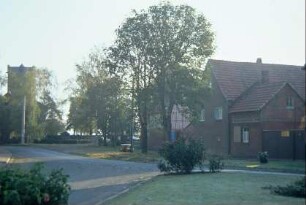 Freifläche und Straßengabelung, kleines Gehöft, Blick zur Kirche