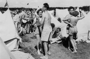 Stockholm. Internationaler Jugendtag 1950. Tanznachmittag der Hamburger Ortsgruppe der Sozialistischen Jugend Deutschlands - Die Falken" im Zeltlager