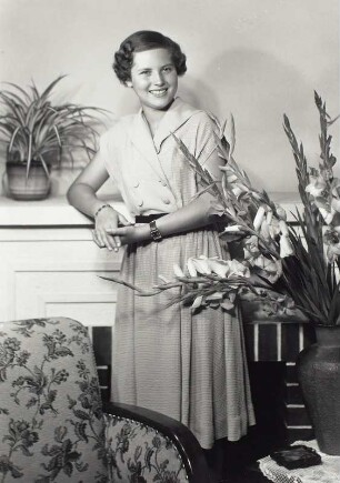 Junges Mädchen in Tageskleid