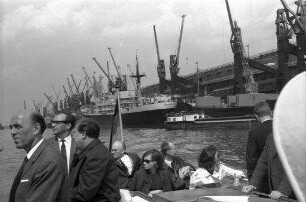 Bremen: Journalisten auf Rundfahrt Boot