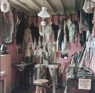 Italien. Gignese. Museo dell'Ombrello e del Parasole (Schirmmuseum). Originalgetreuer Aufbau der Werkstatt eines Schirmmachers