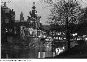Zwinger. Kronentor mit Zwingergraben von der Grünanlage an der Ostra-Allee