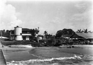 Am Strand von Bata : Aufgestapeltes Schnittholz am Strand von Bata