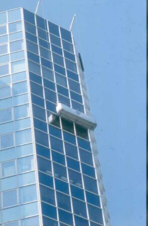 Frankfurt. Deutsche Bank. Zwei Gondeln mit Fassadenreinigern an einem der Bank-Hochhäuser