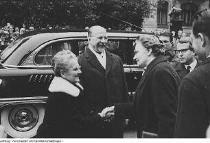 Besuch von Walter Ulbricht, Vorsitzender des Staatsrates der DDR, in der Mahn- und Gedenkstätte für die Opfer des Nationalsozialismus im Hinrichtungshof des ehemaligen Landgerichts. Begrüßung des Ehepaares Ulbricht durch Prof. Lieselott Herforth, Rektorin der TU Dresden