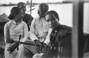 Gruppe beim Musizieren (Deutsche Ostasien-Expedition 1937/1939)