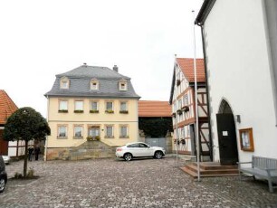 Stadtkirche - Kirchhof im Südwesten mit angrenzenden Verwaltungsgebäuden in Übersicht