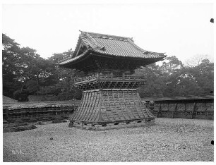 Tokio. Glockenturm (1605, im Zweiten Weltkrieg zerstört) des Zojoji-Tempels in Minato
