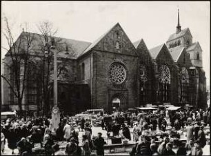 Dom, Minden Wiederaufbau: Großer Domhof nach dem Wiederaufbau mit Marktständen, Blick nach Norden