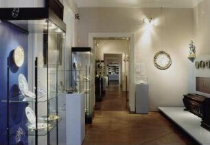 Raumaufnahme. Blick aus dem ersten Ausstellungsraum zum Raum "Die alte Apotheke