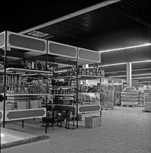 Magnet Einkaufszentrum: Industriestraße: vor Eröffnung: Innenaufnahme: Blick durch Verkaufshalle: Regale mit Waren