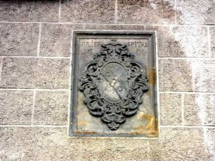 Stadtbild - Juliusspital-ehemalige Zentscheune im Nordwesten-Wappenrelief mit Jahr 1701