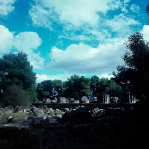 Olympia, Altis. Blick aauf die südliche Langseite der Ruine des Zeus-Tempels