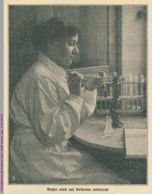 Chemikerin bei der Arbeit im Labor