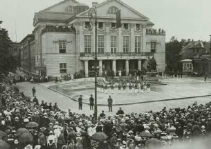 Konstituierung der Weimarer Republik : Platzkonzert vor dem Nationaltheater Weimar anläßlich der Konstituierung der Weimarer Republik, 1919. Weimar, Theaterplatz
