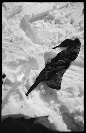 schwarzer Stoff auf Schnee
