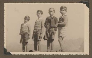 Christiane Zimmers Söhne Andreas und Clemens mit zwei anderen Jungen in Aussee