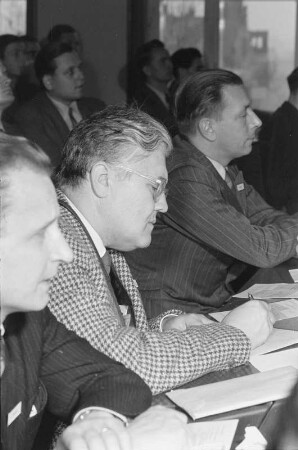 Dresden-Räcknitz, Zellescher Weg 12/14 (Willers-Bau der TH Dresden). Serie "Jahrestagung Deutsche Mathematiker-Vereinigung Dresden 1957". Blick auf mehrere Teilnehmer im Hörsaal