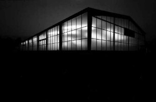 Freiburg: Industriegelände; Schlosserei Burger, Montagehalle, Außenansicht bei Nacht