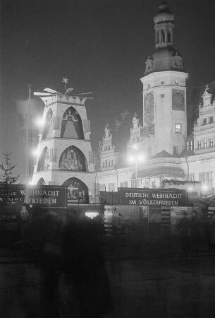 Weihnachtsmarkt bei Dunkelheit mit Pyramide