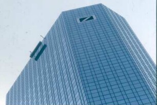 Frankfurt. Deutsche Bank. Gondel der Gebäudereiniger an einem der Zwillingshochhäuser