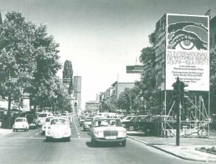 IFF 1975. Kurfürstendamm mit Blick auf die Gedächtniskirche, Filmfestspielplakat