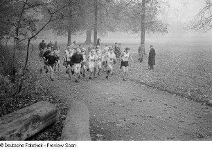 Schüler beim Waldlauf