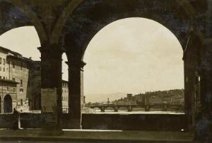 Florenz. Blick vom Ponte Vecchio den Arno flussaufwärts