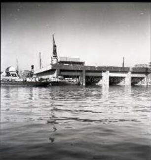 Nummerierte Großbunker für deutsche U-Boote in einem Hafen an der französischen Atlantikküste