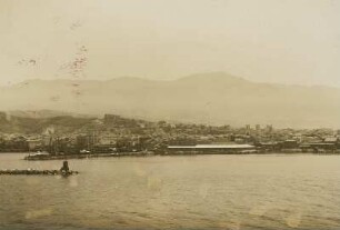 Patras. Stadtansicht im Morgennebel