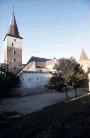Meschen (Mosna): Kirchenburg, innerhalb der Mauer