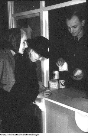 Dresden, Heiligenbornstraße 20. Bezirksgeschäftsstelle der Volkssolidarität, Verteilung von Spenden, 1946