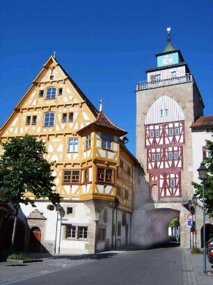 Stadtbefestigung - Stadttor (Obertor) über Stadtseite sowie Wimpelinhof in Fachwerk