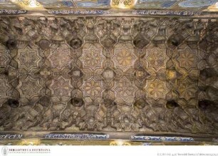 Holzdecke, Muqarnas-Decke des Mittelschiffs mit Malereien und kufischen Inschriften