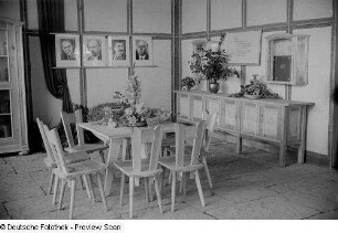 Bauernstube mit Porträts von Otto Grotewohl, Walter Ulbricht, Josef Stalin und Wilhelm Pieck