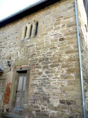 Stadtbild-Kelter (Meierhof) - Innenhof - Hauptgebäude von Norden über Traufseite mit romanischen Fenstern und Bossierung im Nordwesten