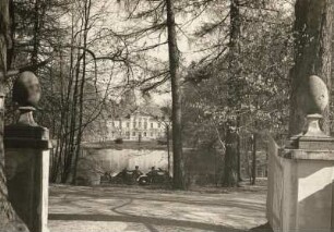 Schloss Oberlichtenau, Blick von der Einfahrt über den Teich auf die Hofseite des Schlosses