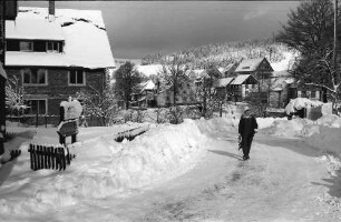 St. Märgen: Dorfstraße im Schnee