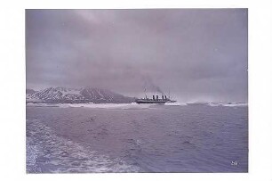 Smerenbergbucht, Spitzbergen. Passagierdampfer "Victoria Luise" liegt zwischen Eisschollen auf Reede