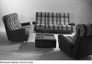 Beistelltisch : Sitzgruppe (1972; Polstermöbelkombinat Oelsa-Rabenau (PMK)) und Beistelltisch