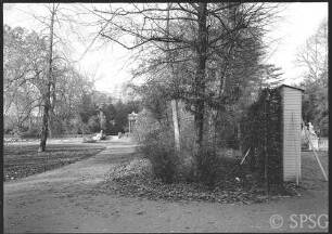 Potsdam, Sanssouci, Parterre vor der Neptungrotte, Blick nach NW (Neptungrotte) im Verlauf des alten Weges vor der Umgestaltung.