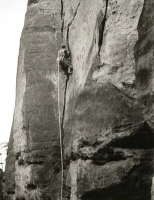 Sächsische Schweiz. Großer Zschand, Spitzes Horn. Seilschaft Karlheinz Gonda und Gerhard Junghans am Nordriß (Wiessner-Weg). (VIIc)