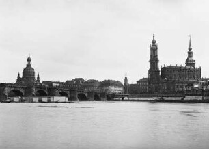 Dresden, Blick vom Neustädter Elbufer in Höhe des Japanischen Palais nach Südosten auf die Altstadt bei Hochwasser