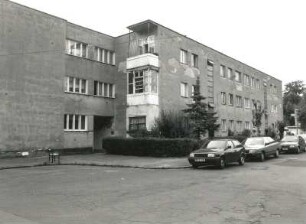 Dresden-Trachau. Wohnsiedlung der Gewobag (1928/um 1935; H. Richter). Wohnblock, Dopplerstraße 3/5. Straßenansicht mit Heckeneinfriedung