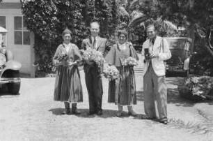 Reisefotos Madeira. Der Fotograf Franz Grasser mit einem anderen Fotografen und zwei Frauen in Tracht, Blumensträuße haltend