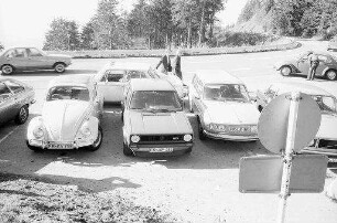 Schauinsland: durch Autos verbaute Straßenzufahrt